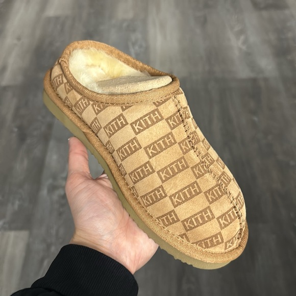 KITHMAS MONOGRAM SHEARLING SLIPPERS - LOFT
BRAND NEW; NEVER WORN; size too small - Picture 6 of 7